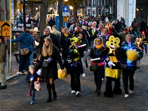 Lichtjesparade brengt vrolijke Schiedammers samen