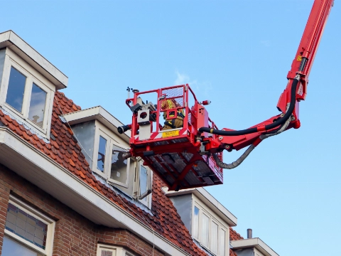 Brandweer doet raam dicht