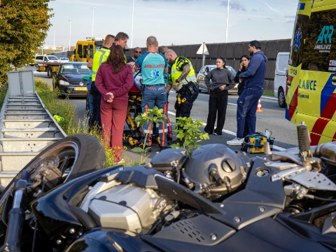 Motor belandt boven op vangrail na ongeval