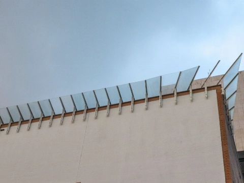 Glasplaten worden definitief weggehaald van stadskantoor