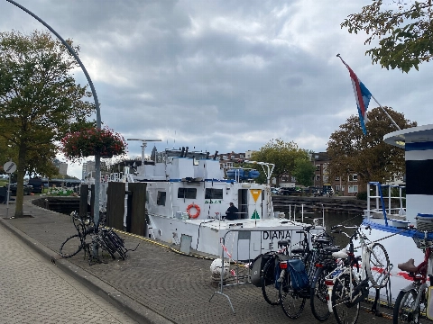 Schip wordt klaargemaakt voor asielzoekers
