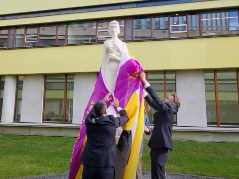 Franciscus krijgt Liduina in tuin