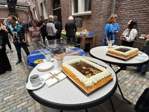 Taart en muziek bij viering jubileum Entrepotgebouw