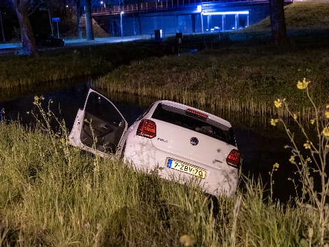 Auto mist afrit en belandt in sloot