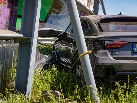 Auto eindigt onder geluidswal