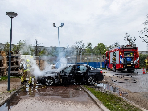 Auto in brand bij Van der Valk