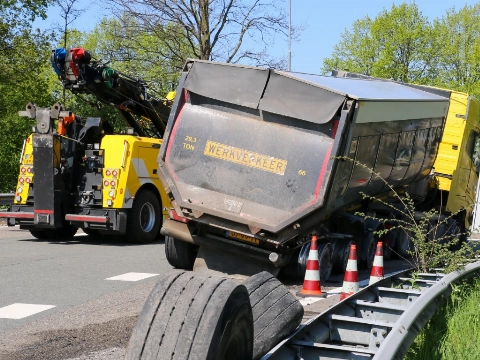 Afrit A20 afgesloten nadat vrachtwagen vangrail raakt