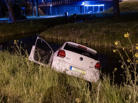 Auto mist afrit en belandt in sloot