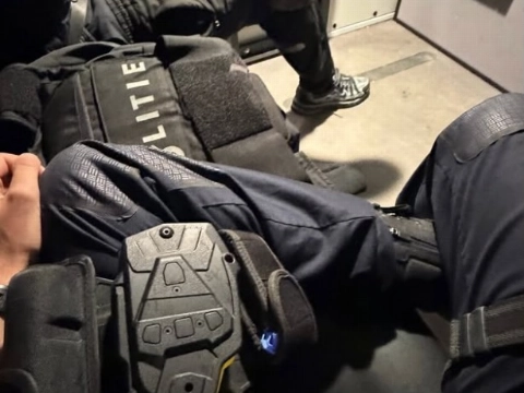 Politie heeft te stellen met jongeren; één arrestatie