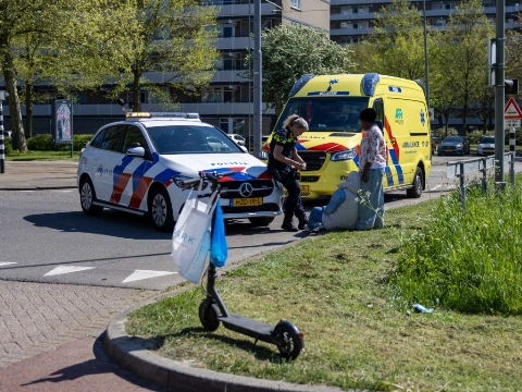 Moeder en dochter op elektrische step knallen op auto