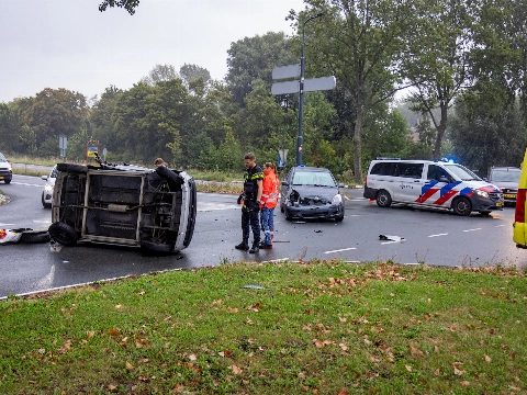 Microkar op zijn kant op Hargalaan