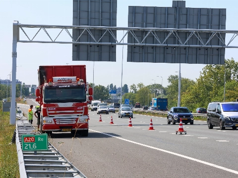 Rookontwikkeling op A20 door vrachtwagen