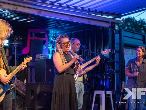 Kroepoekfabriek Allstars op het Vlaardingse Stadsstrand