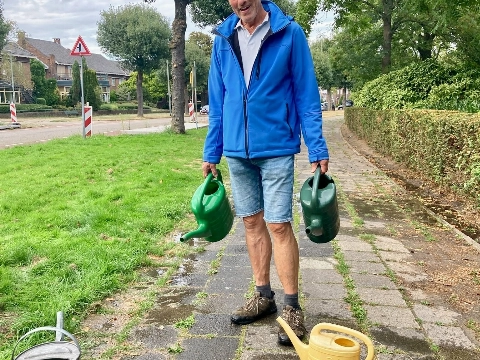 Bomenridders dragen water naar Julianapark