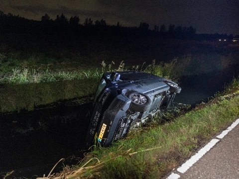 Bedrijfswagen sloot in, berging flinke klus