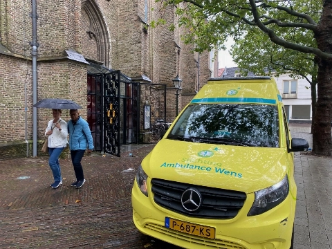 Met ambulance naar trouwerij dochter