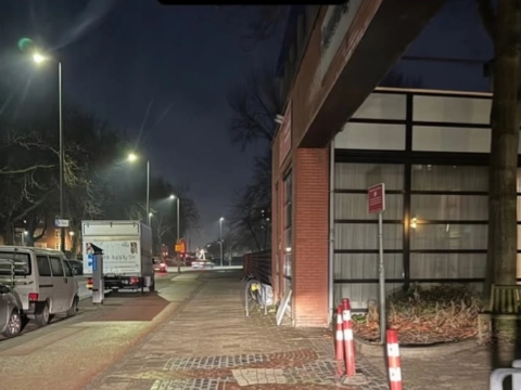 Oudere vrouw moet sieraden missen