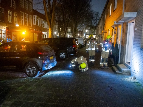 Auto botst tegen gevel na parkeerfout