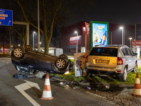 Auto over de kop op Tjalklaan