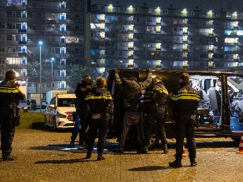 Controle met preventief fouilleren op Bachplein