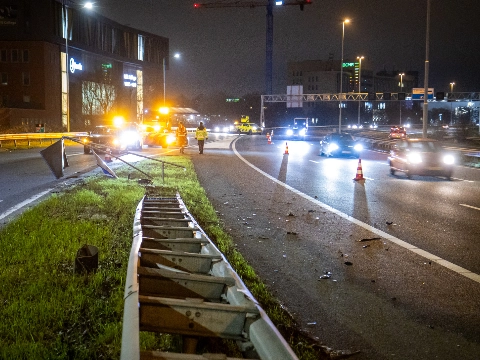 Auto over de vangrail na ongeval