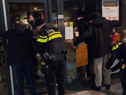 Politie controleert in Hof van Spaland