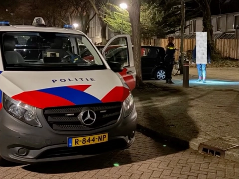 Man staande gehouden die aan portieren rommelde