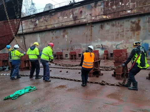 Nieuwe ervaring voor de zeekadetten: een dokbeurt