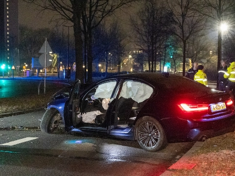 Auto ramt lantaarnpaal