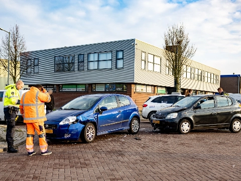 Twee auto's klappen tegen elkaar
