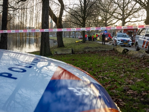 Hulpdiensten halen lichaam uit het water