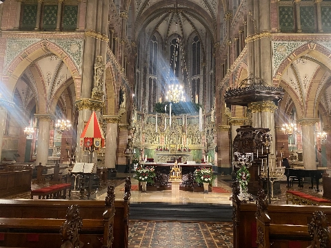 Man steekt zichzelf in brand in kerk