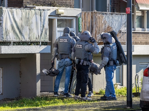 Arrestatieteam valt woning Groenoord binnen