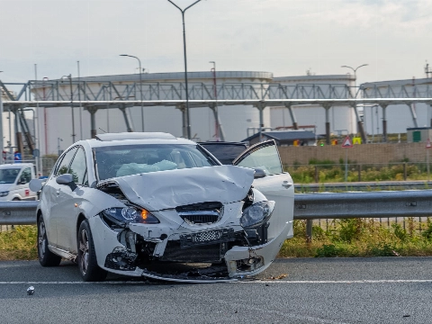 Botsing tussen auto en vrachtwagen