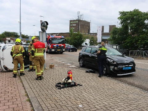 Auto op zijn kant na aanrijding door taxi