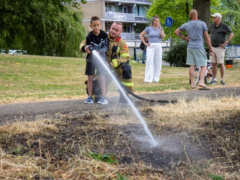 Jongen mag helpen met blussen
