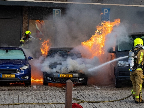 Meerdere auto's beschadigd bij brand op Koemarkt