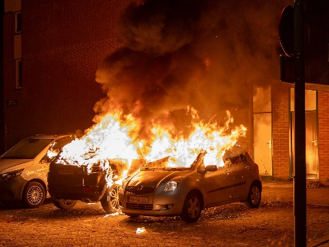 Twee auto's uitgebrand in Woudhoek
