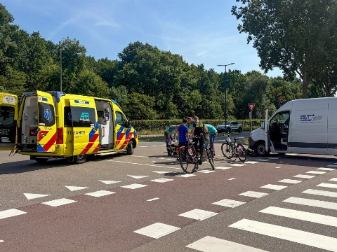 Fatbikester gewond naar ziekenhuis na botsing met bestelbus