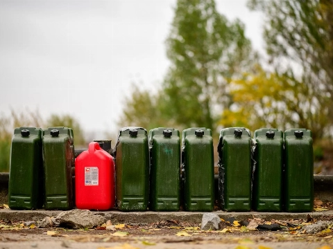Kelder vol met jerrycans benzine in Schiedam