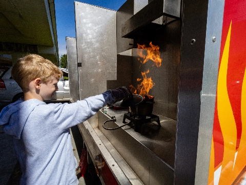Spuiten, klimmen en een rondrit: volop actie bij open dag brandweer