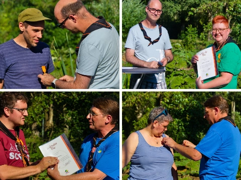 Scouting Aleida reikt eretekens uit aan vier vrijwilligers