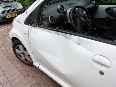 Auto fors beschadigd door knullig bochtenwerk vrachtwagenchauffeur