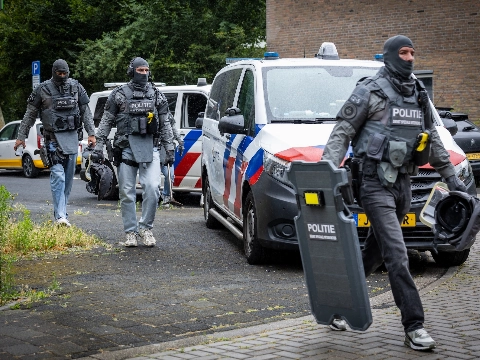 Arrestatieteam valt binnen in Johan Wagenaarstraat