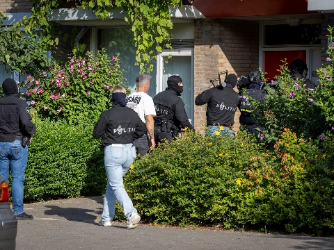 Arrestatieteam valt twee woningen Honnerlage Gretelaan binnen