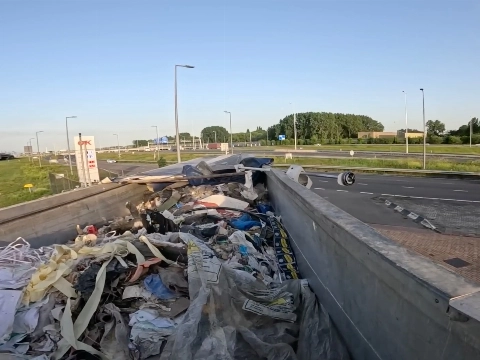 Schiedamse politie vertelt: hoe vrachtwagen bekabeling meenam