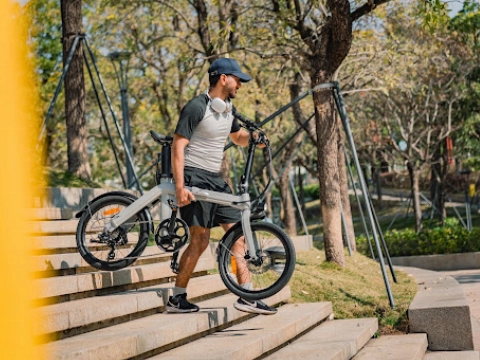 Waarom de kleine elektrische fiets steeds populairder wordt