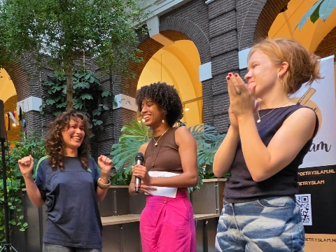 Froekoe wint Schiedamse Poetry Slam 2026