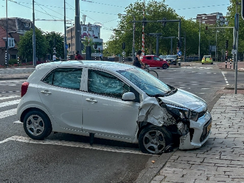 Auto zwaar beschadigd na botsing