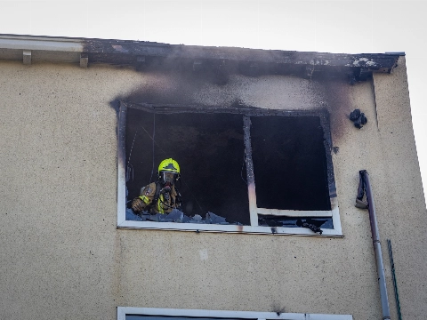 Uitslaande brand verwoest portiekwoning